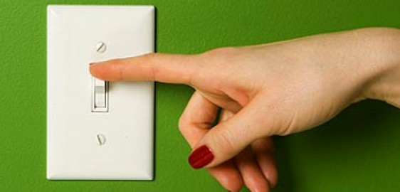 Resultado de imagem para imagens de pessoas economizando energia